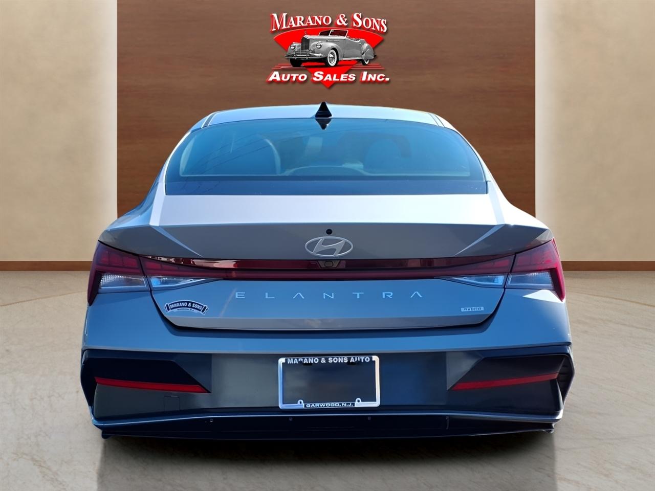 Hyundai Elantra Hybrid Limited DCT 2025