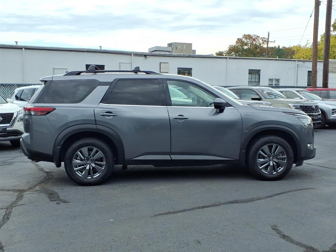 Nissan Pathfinder SV 2WD 2024