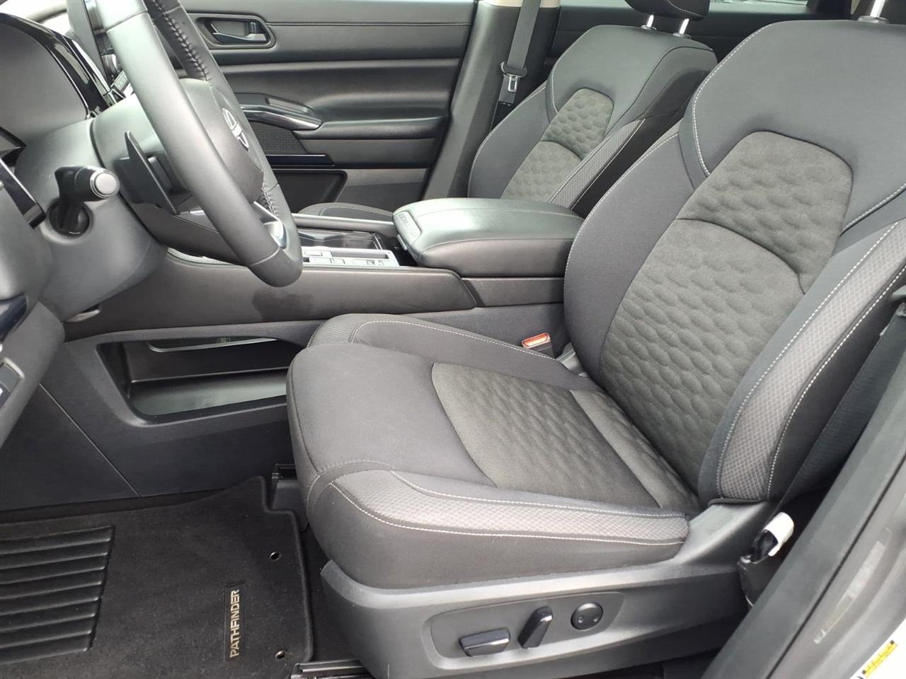 Nissan Pathfinder SV 2WD 2024