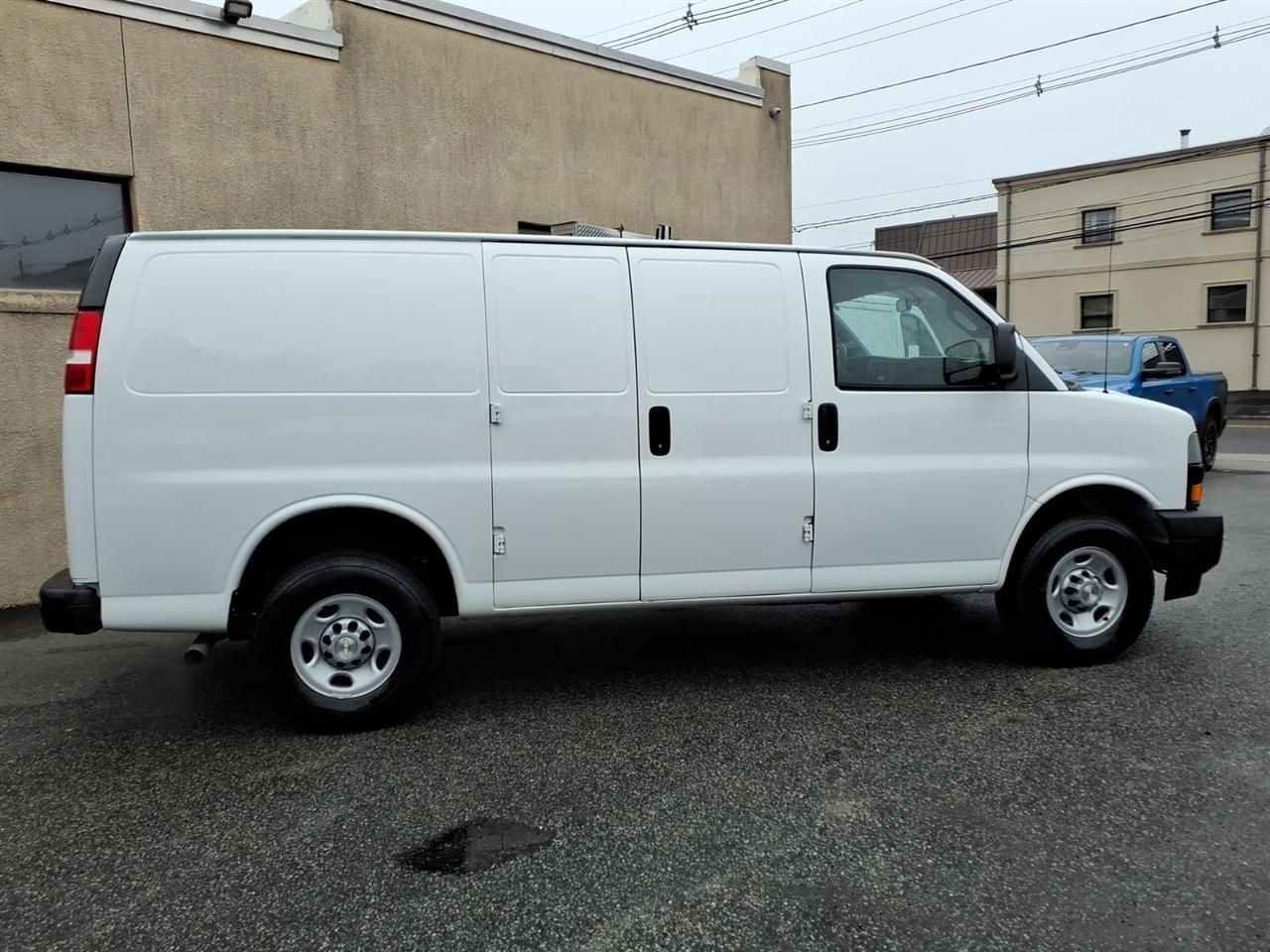 Chevrolet Express Cargo Van RWD 2500 135" 2022