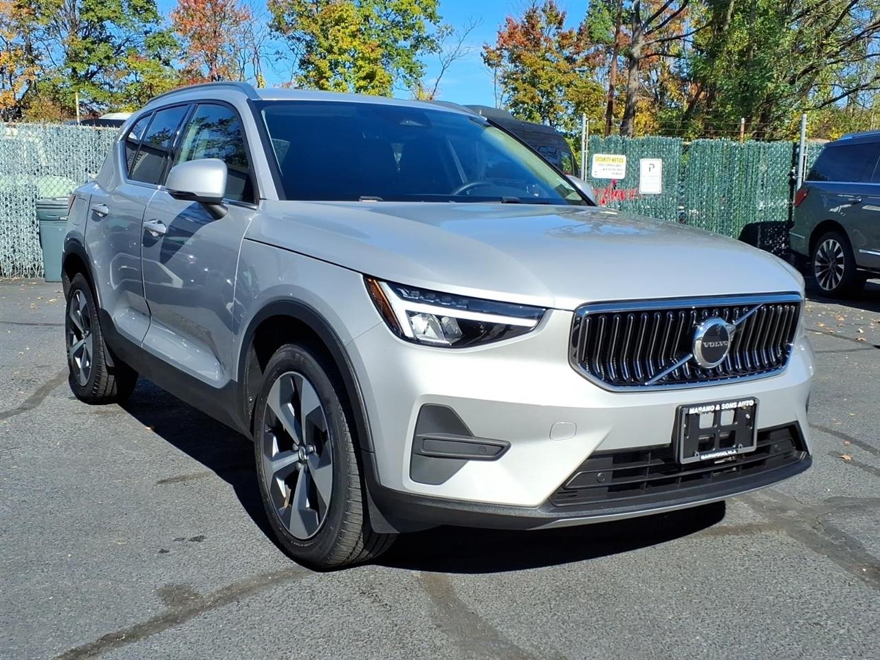 Volvo XC40 B5 AWD Core Dark Theme 2024