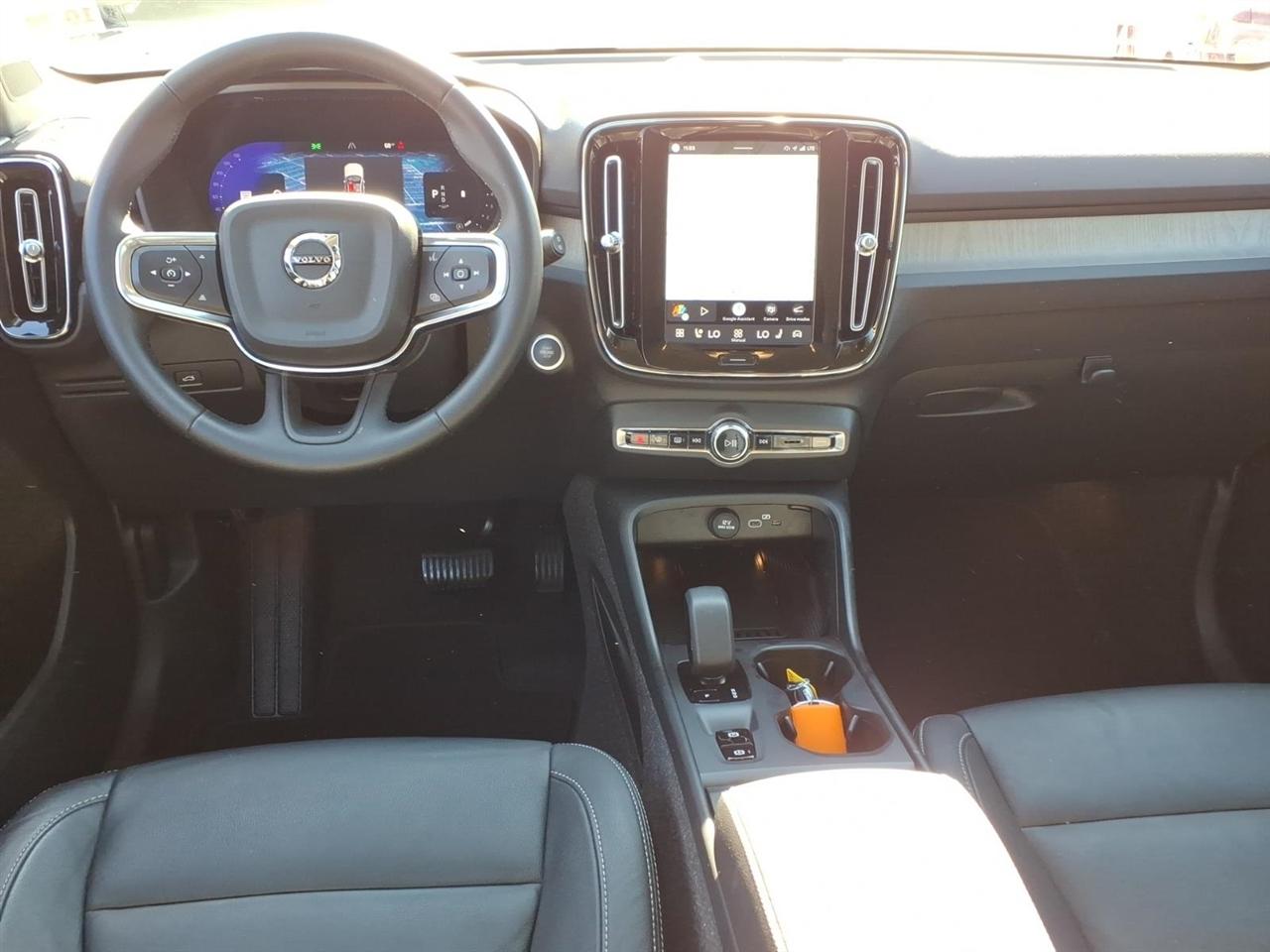 Volvo XC40 B5 AWD Core Dark Theme 2024