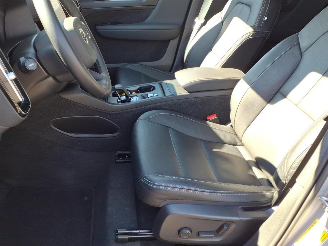 Volvo XC40 B5 AWD Core Dark Theme 2024