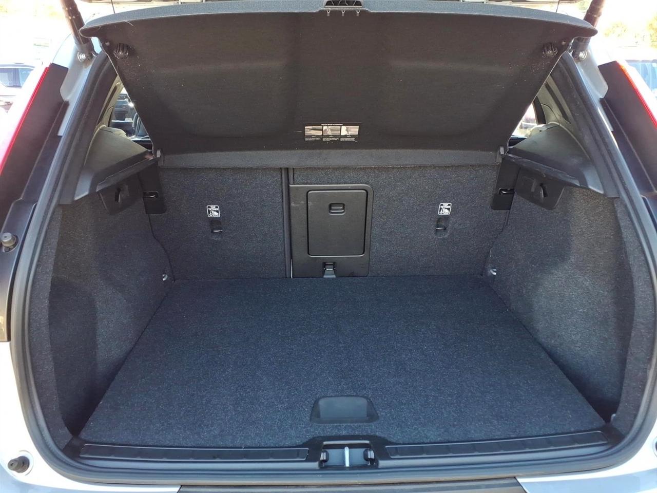 Volvo XC40 B5 AWD Core Dark Theme 2024