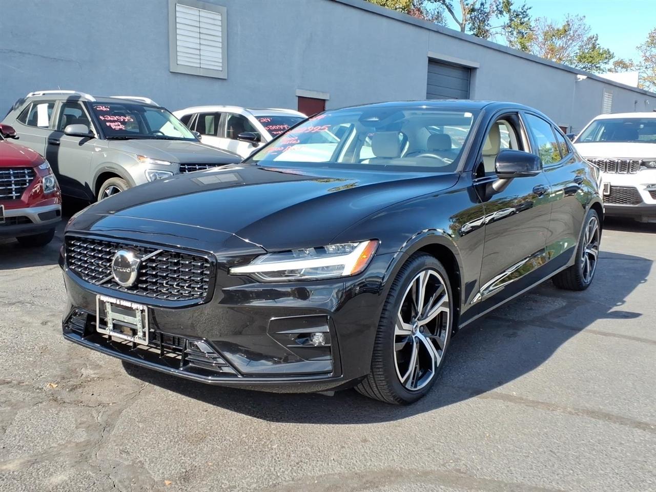 Volvo S60 B5 FWD Core Dark Theme 2024