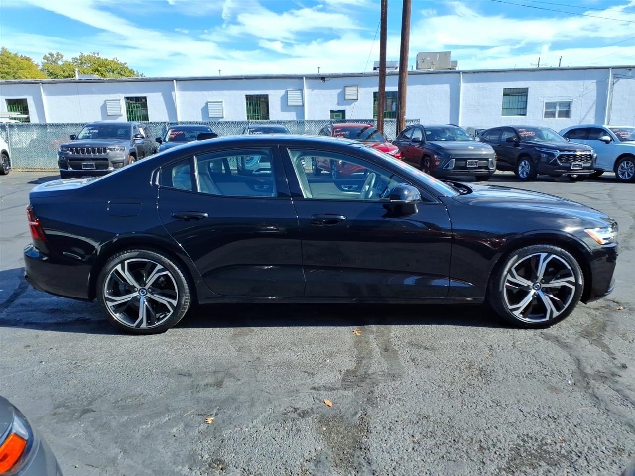 Volvo S60 B5 FWD Core Dark Theme 2024
