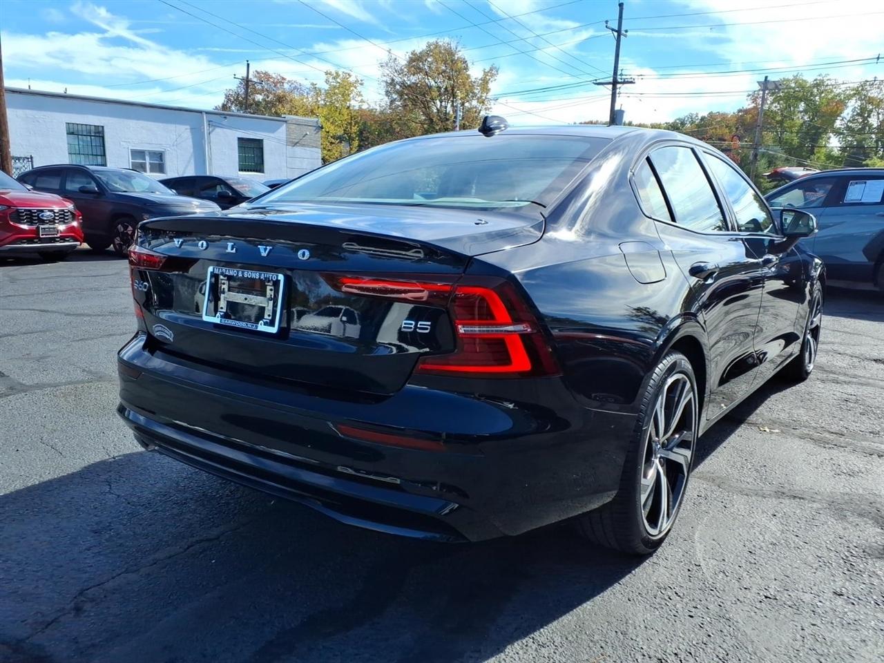 Volvo S60 B5 FWD Core Dark Theme 2024