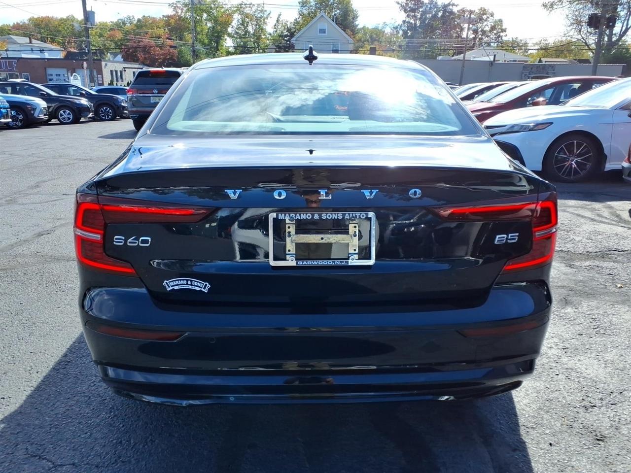 Volvo S60 B5 FWD Core Dark Theme 2024