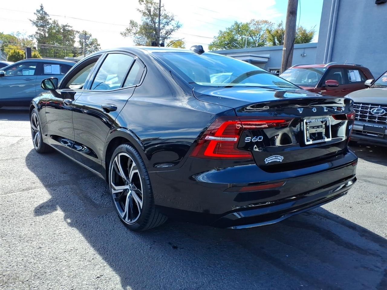 Volvo S60 B5 FWD Core Dark Theme 2024