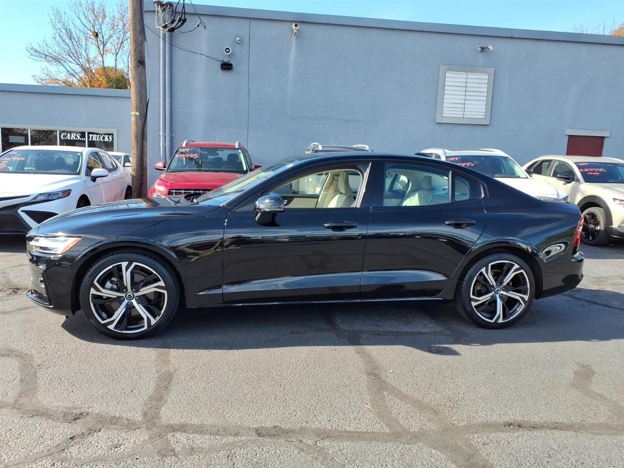 Volvo S60 B5 FWD Core Dark Theme 2024