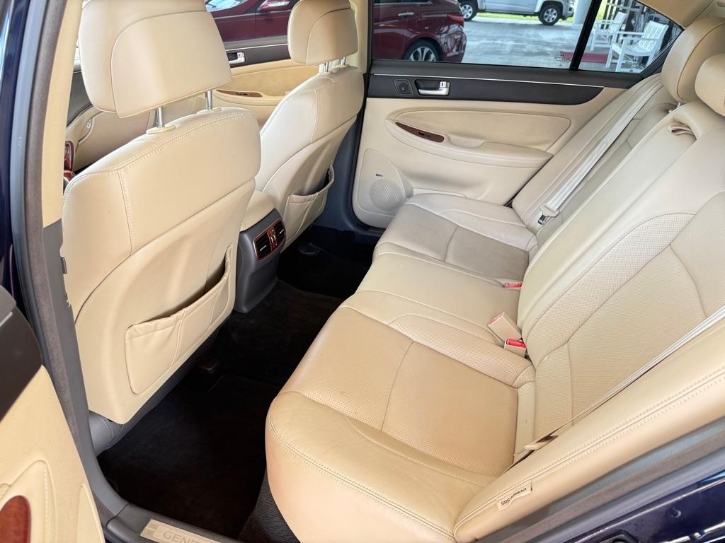 Hyundai Genesis 4dr Sdn V6 3.8L 2012