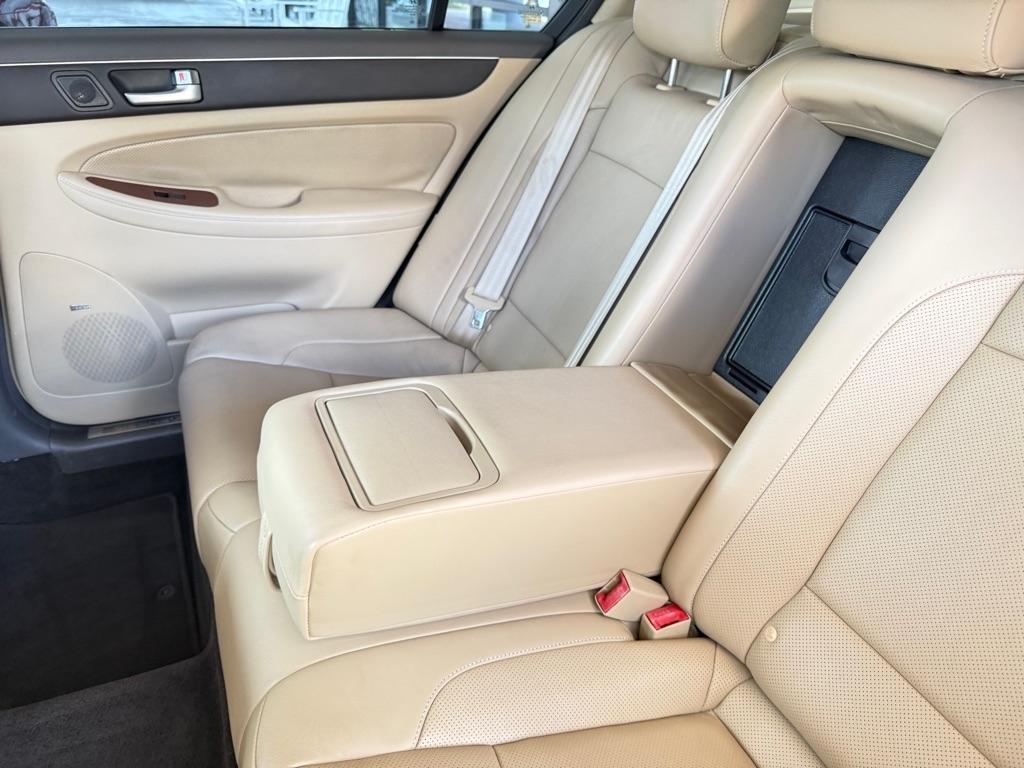 Hyundai Genesis 4dr Sdn V6 3.8L 2012