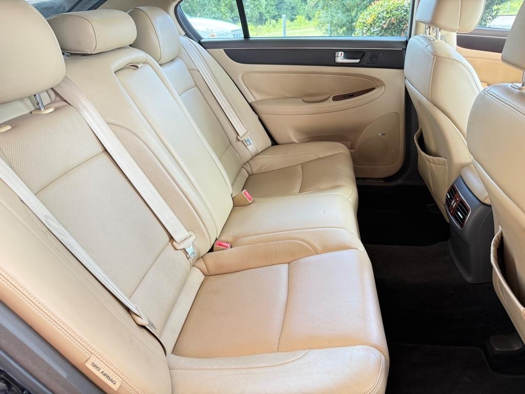 Hyundai Genesis 4dr Sdn V6 3.8L 2012