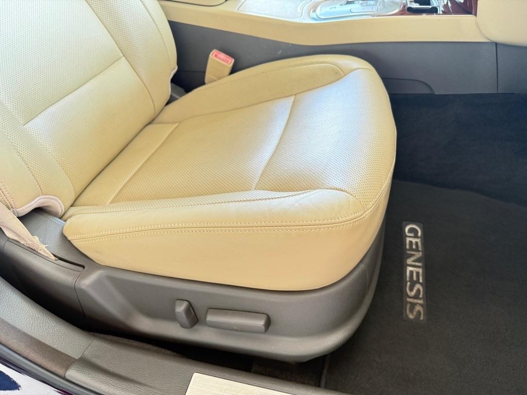 Hyundai Genesis 4dr Sdn V6 3.8L 2012