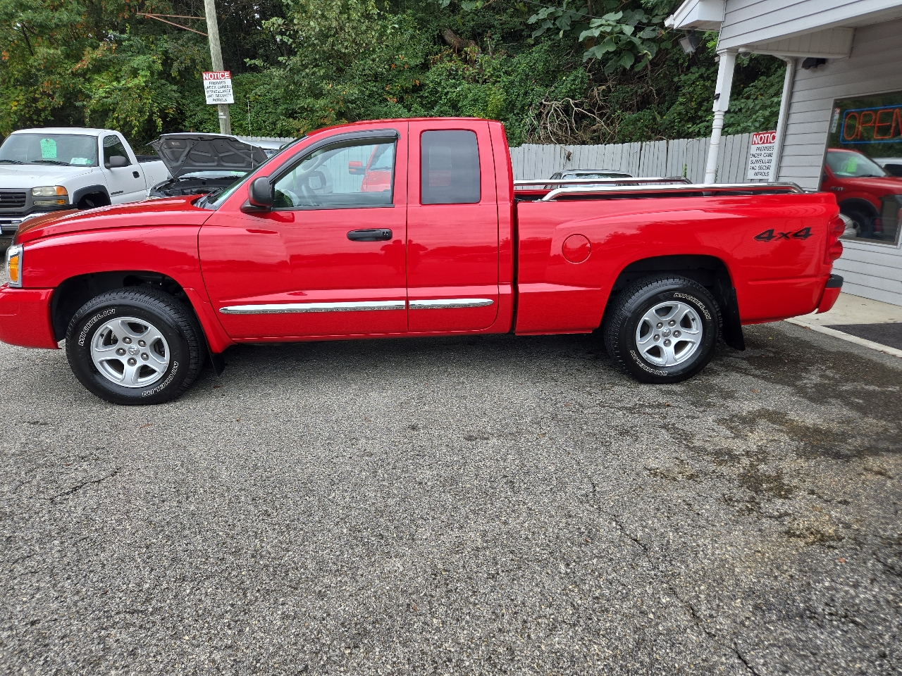2005 Dodge Dakota Club Cab SLT photo 2