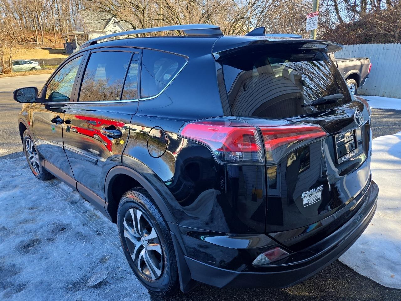 Toyota RAV4 LE AWD (Natl) 2018