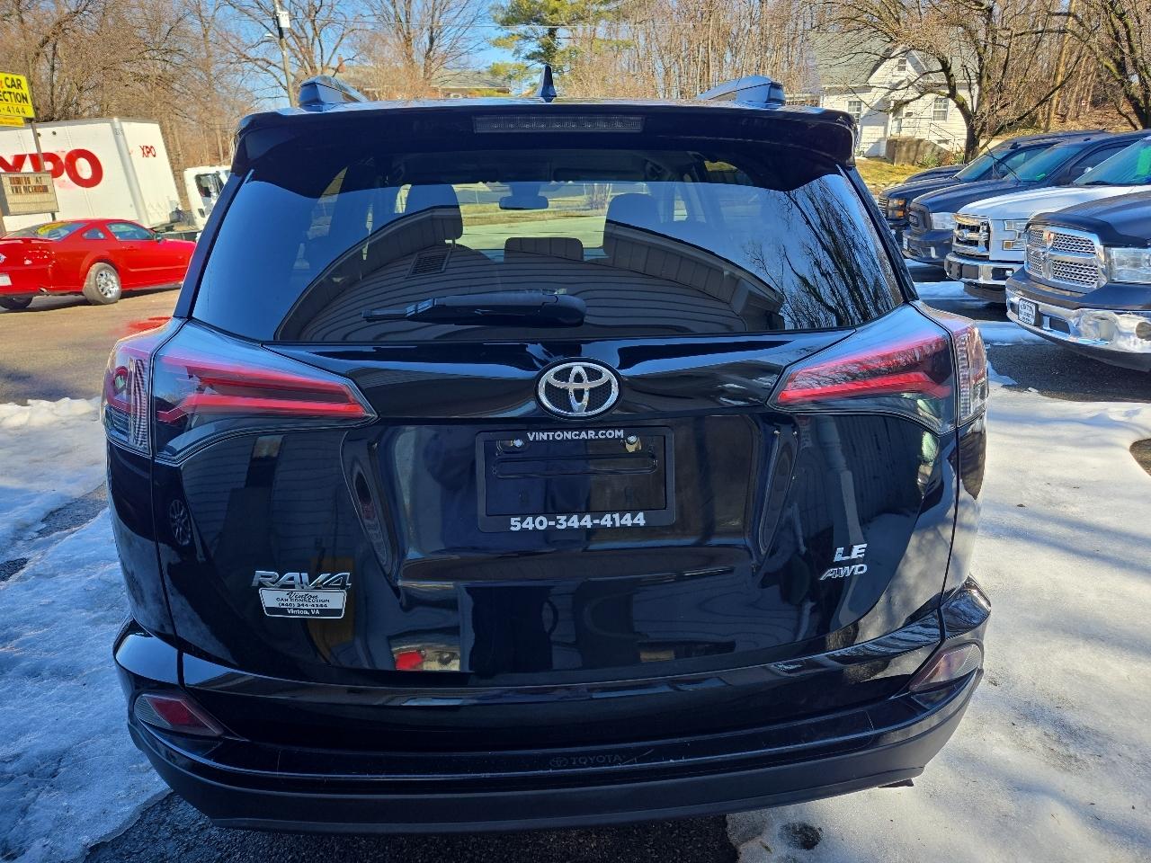 Toyota RAV4 LE AWD (Natl) 2018