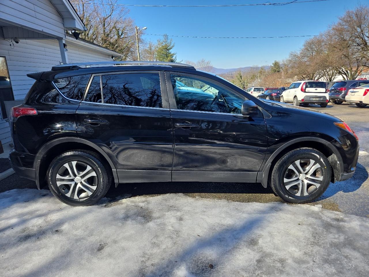 Toyota RAV4 LE AWD (Natl) 2018