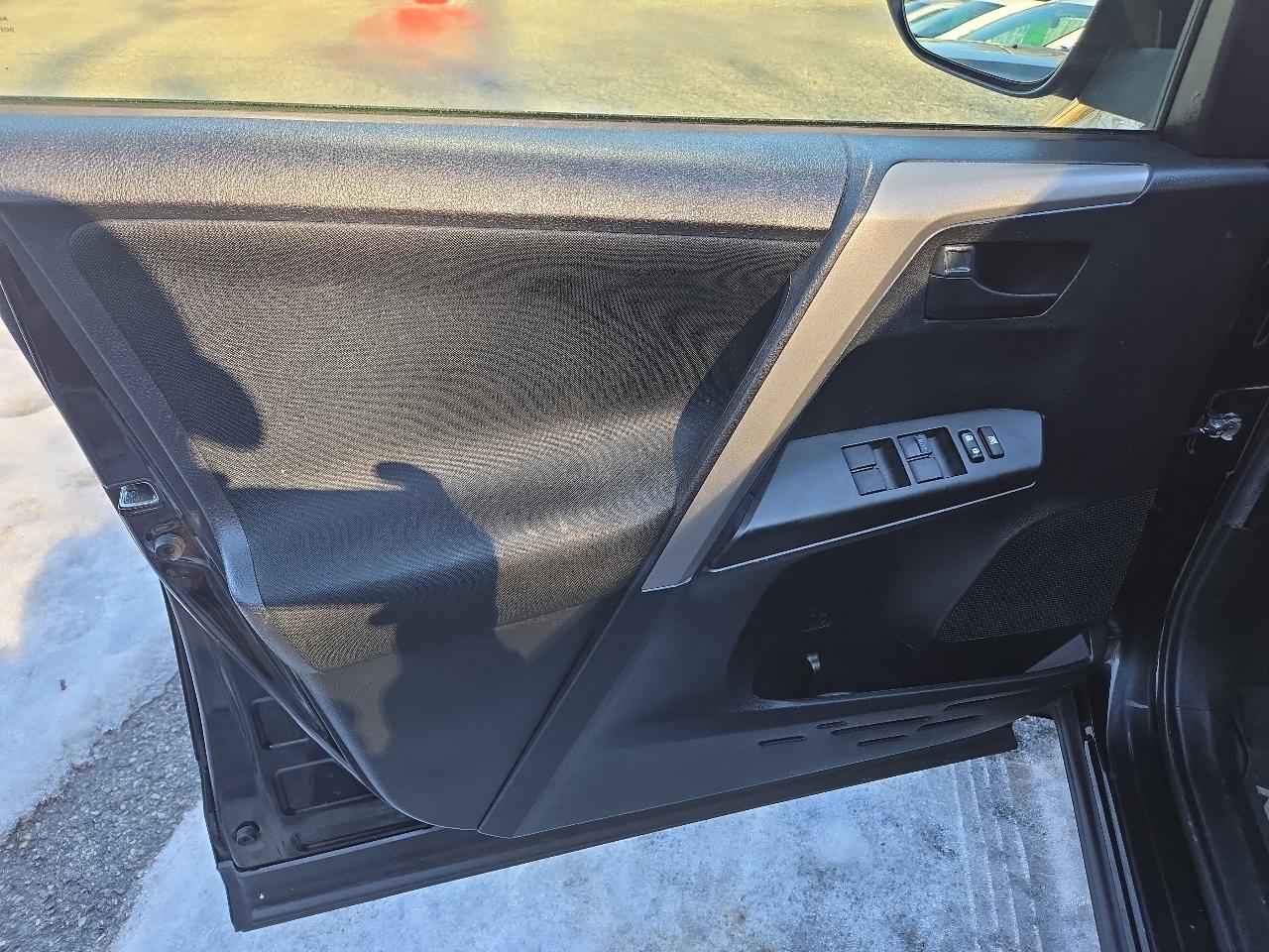 Toyota RAV4 LE AWD (Natl) 2018