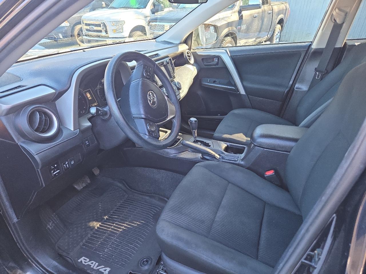 Toyota RAV4 LE AWD (Natl) 2018