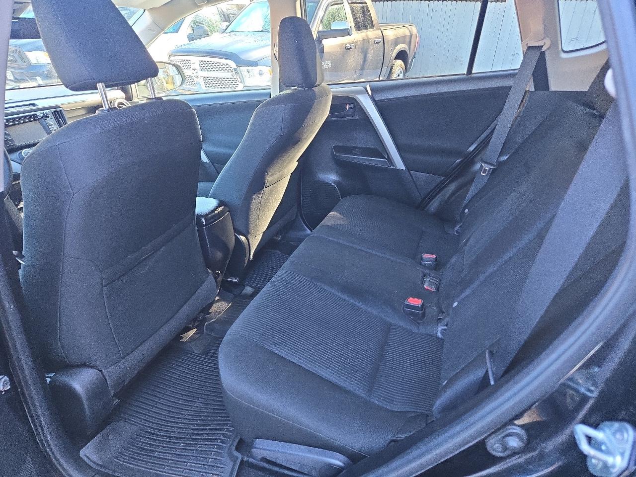 Toyota RAV4 LE AWD (Natl) 2018