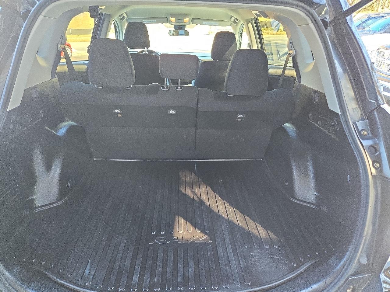 Toyota RAV4 LE AWD (Natl) 2018