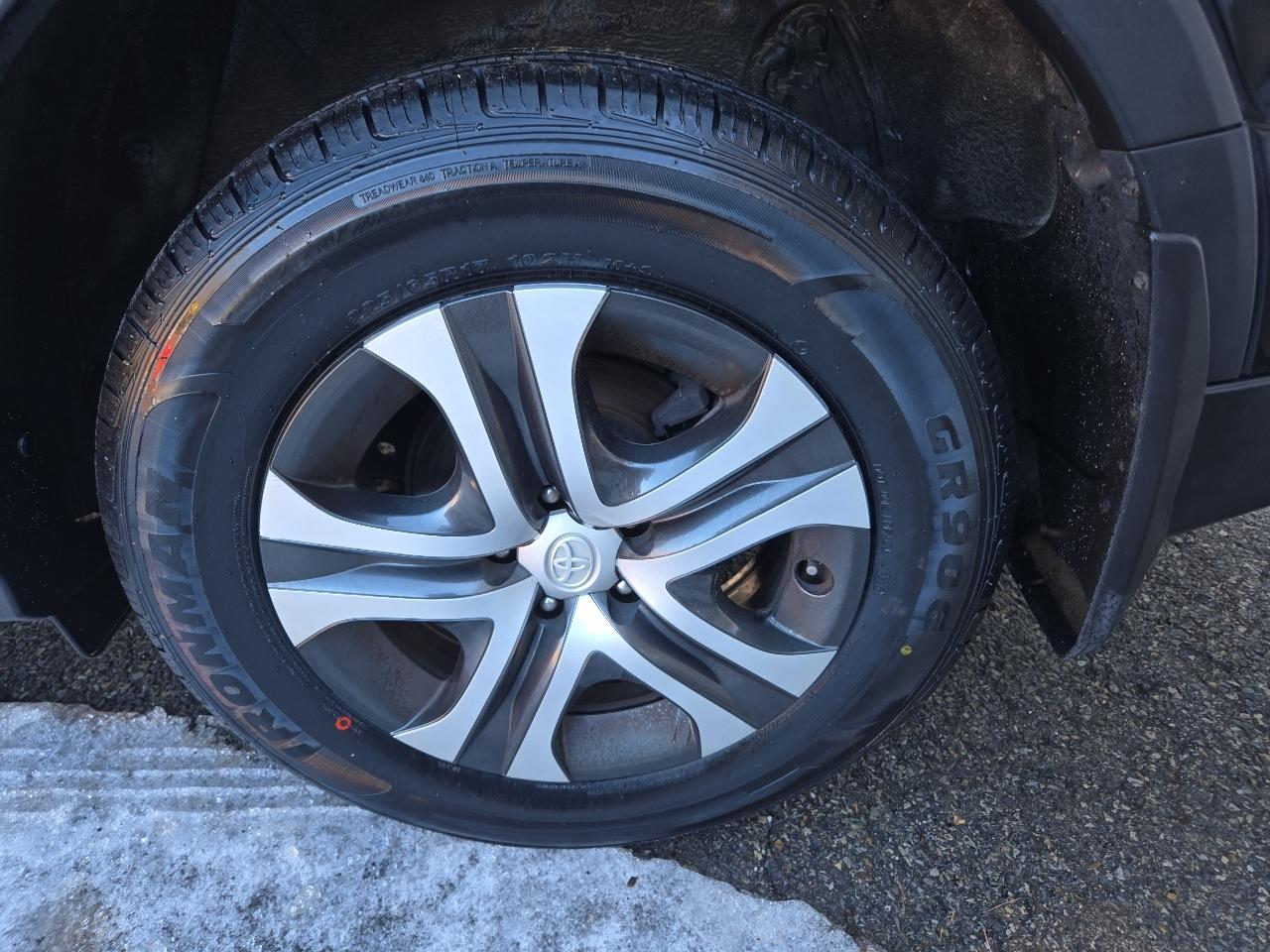 Toyota RAV4 LE AWD (Natl) 2018