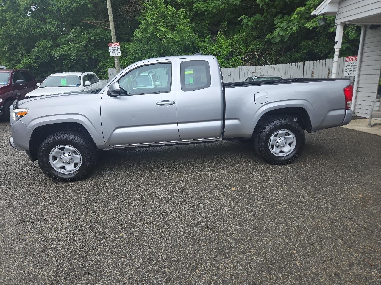 Toyota Tacoma SR5 Access Cab 6' Bed I4 4x4 AT (Natl) 2017