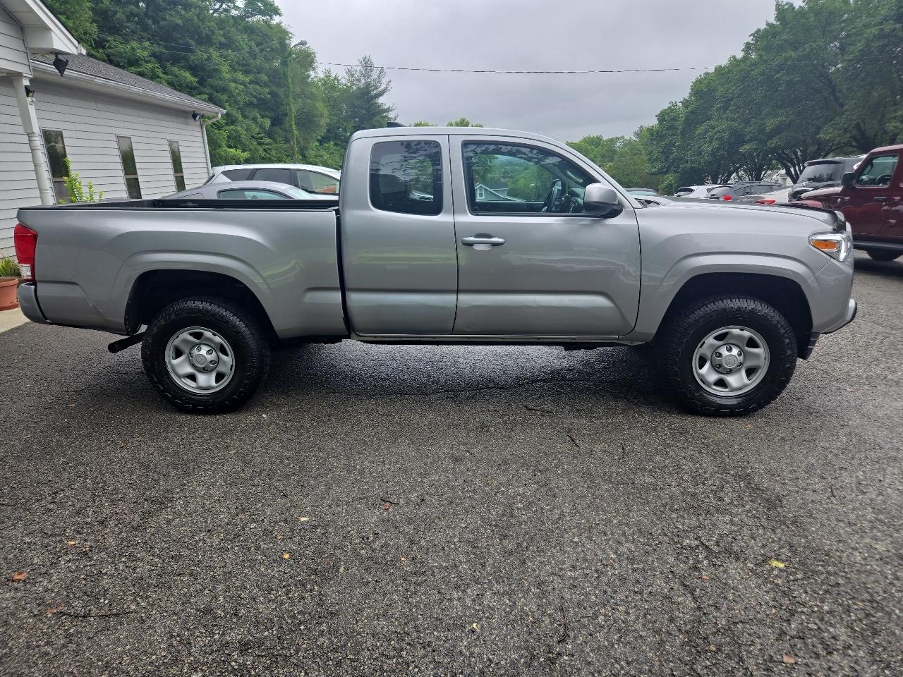 Toyota Tacoma SR5 Access Cab 6' Bed I4 4x4 AT (Natl) 2017