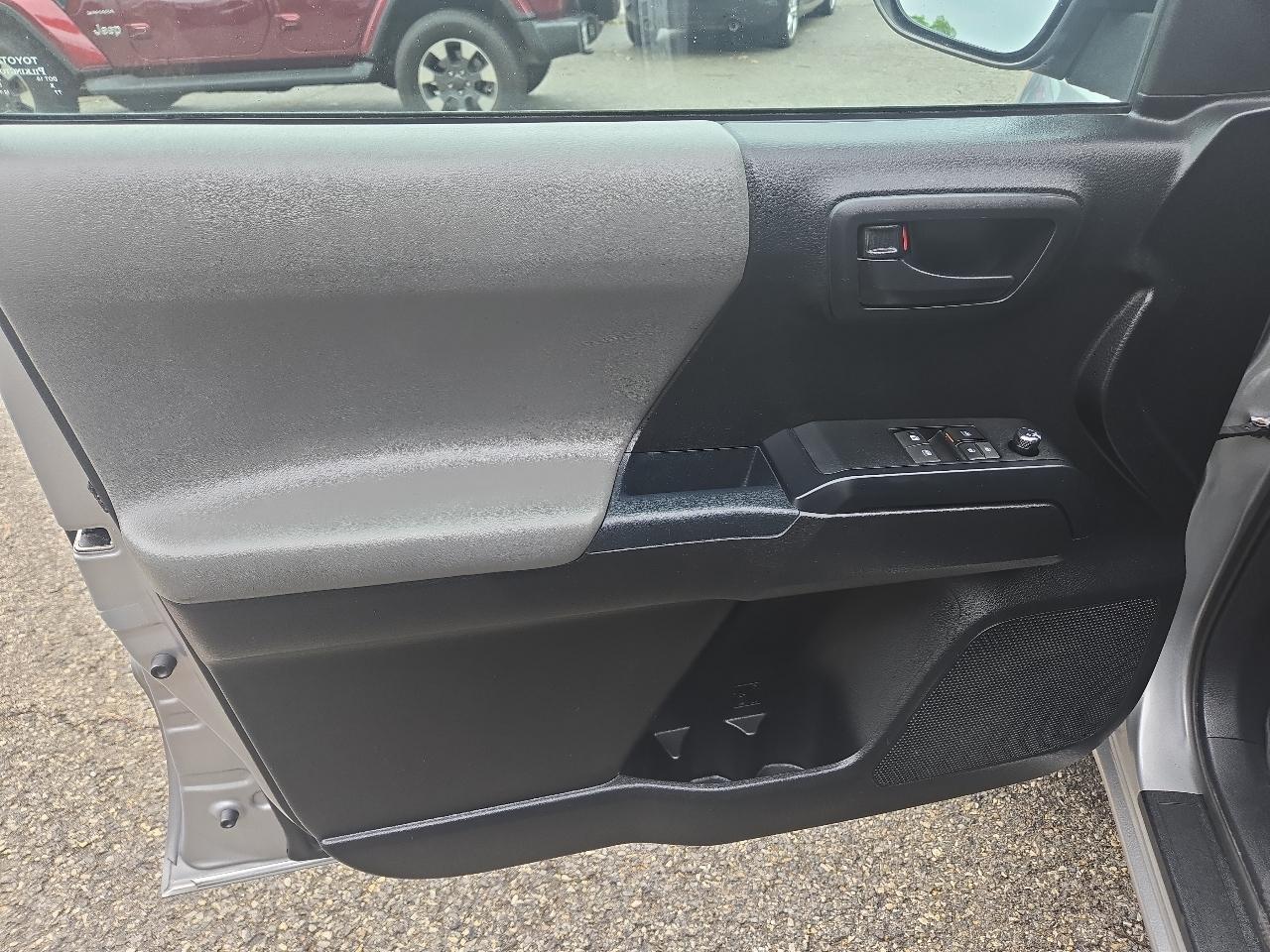 Toyota Tacoma SR5 Access Cab 6' Bed I4 4x4 AT (Natl) 2017