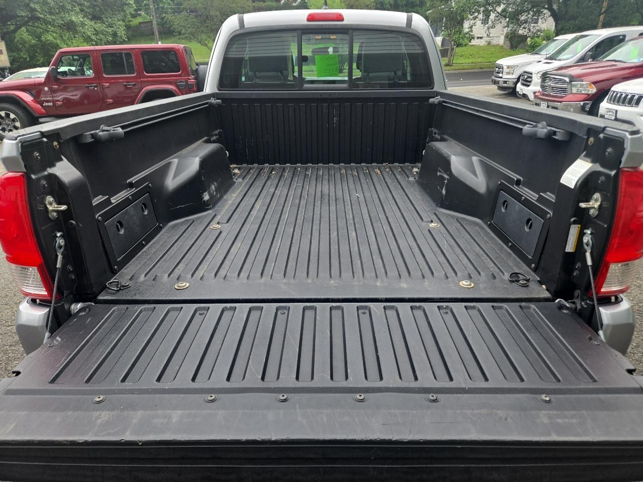 Toyota Tacoma SR5 Access Cab 6' Bed I4 4x4 AT (Natl) 2017