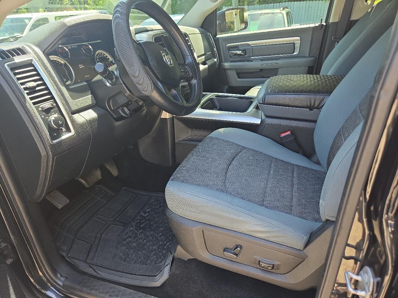 RAM 1500 Big Horn 4x4 Crew Cab 5'7" Box 2017