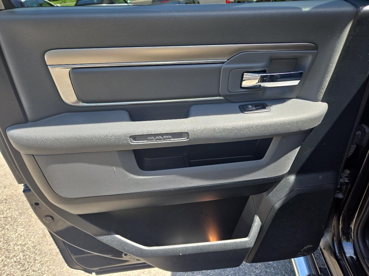 RAM 1500 Big Horn 4x4 Crew Cab 5'7" Box 2017