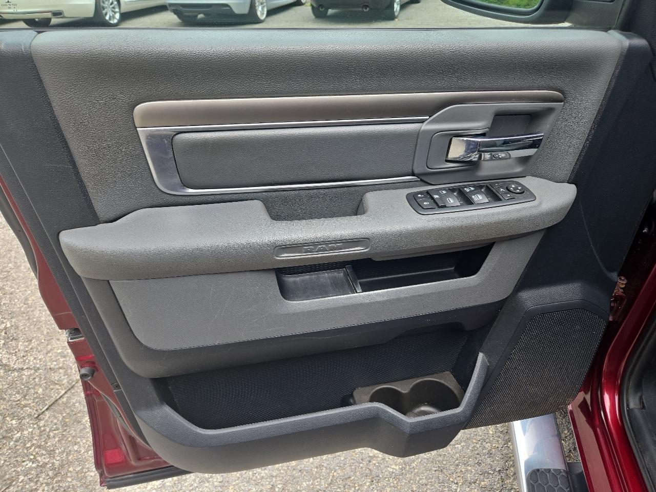 RAM 1500 Big Horn 4x4 Crew Cab 5'7" Box 2017