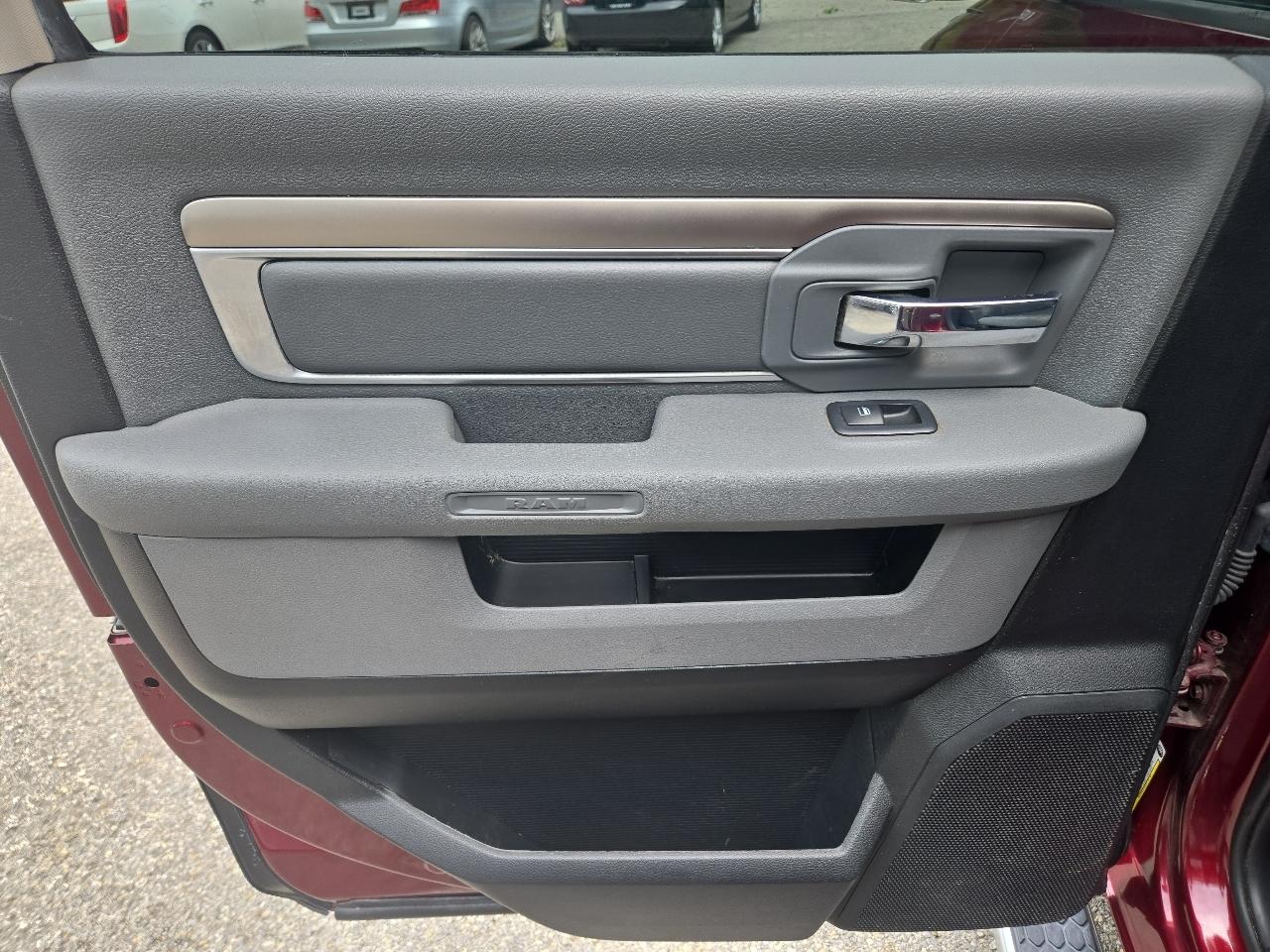 RAM 1500 Big Horn 4x4 Crew Cab 5'7" Box 2017