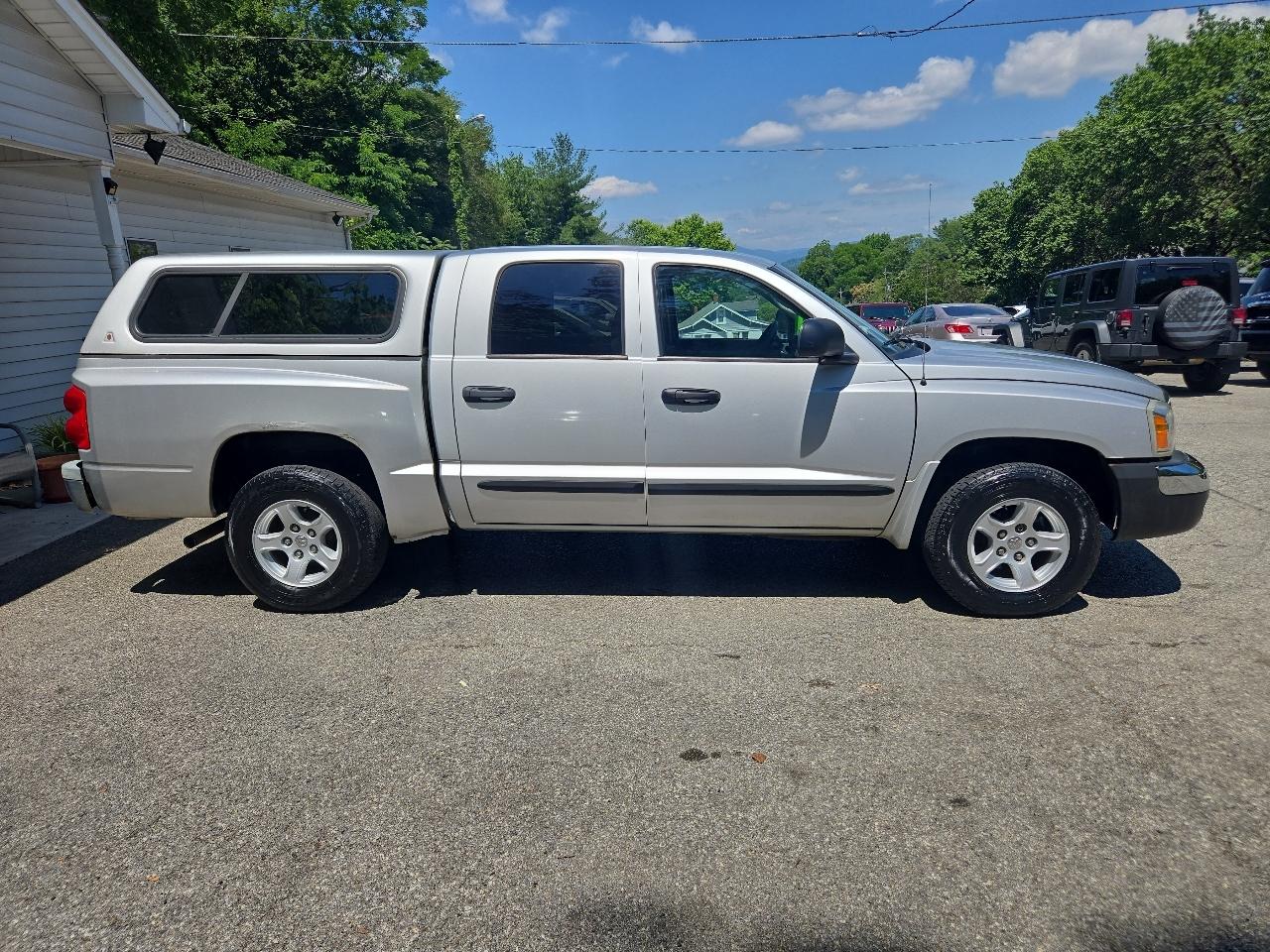 Dodge Dakota 4dr Quad Cab 131" WB SLT 2005
