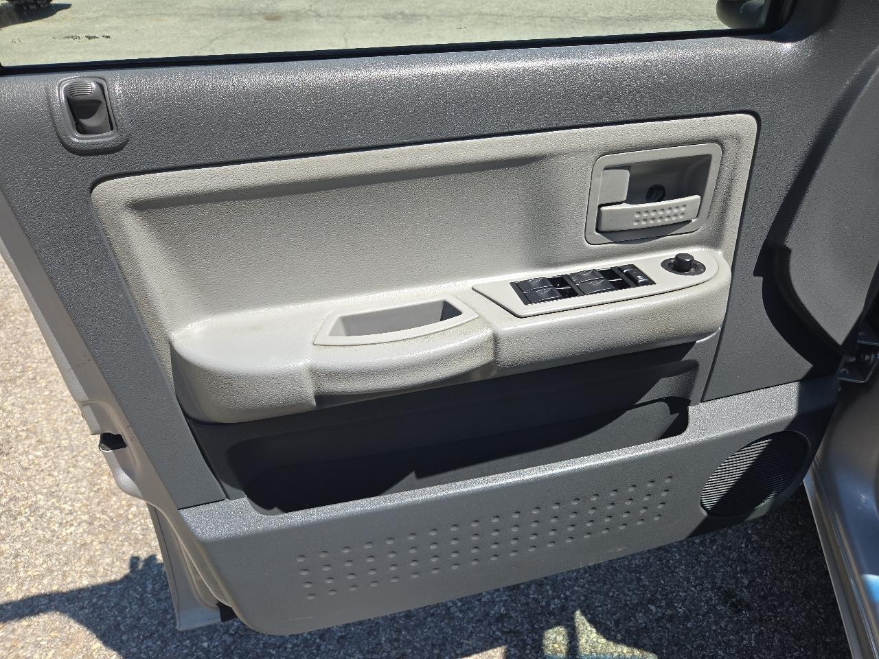 Dodge Dakota 4dr Quad Cab 131" WB SLT 2005