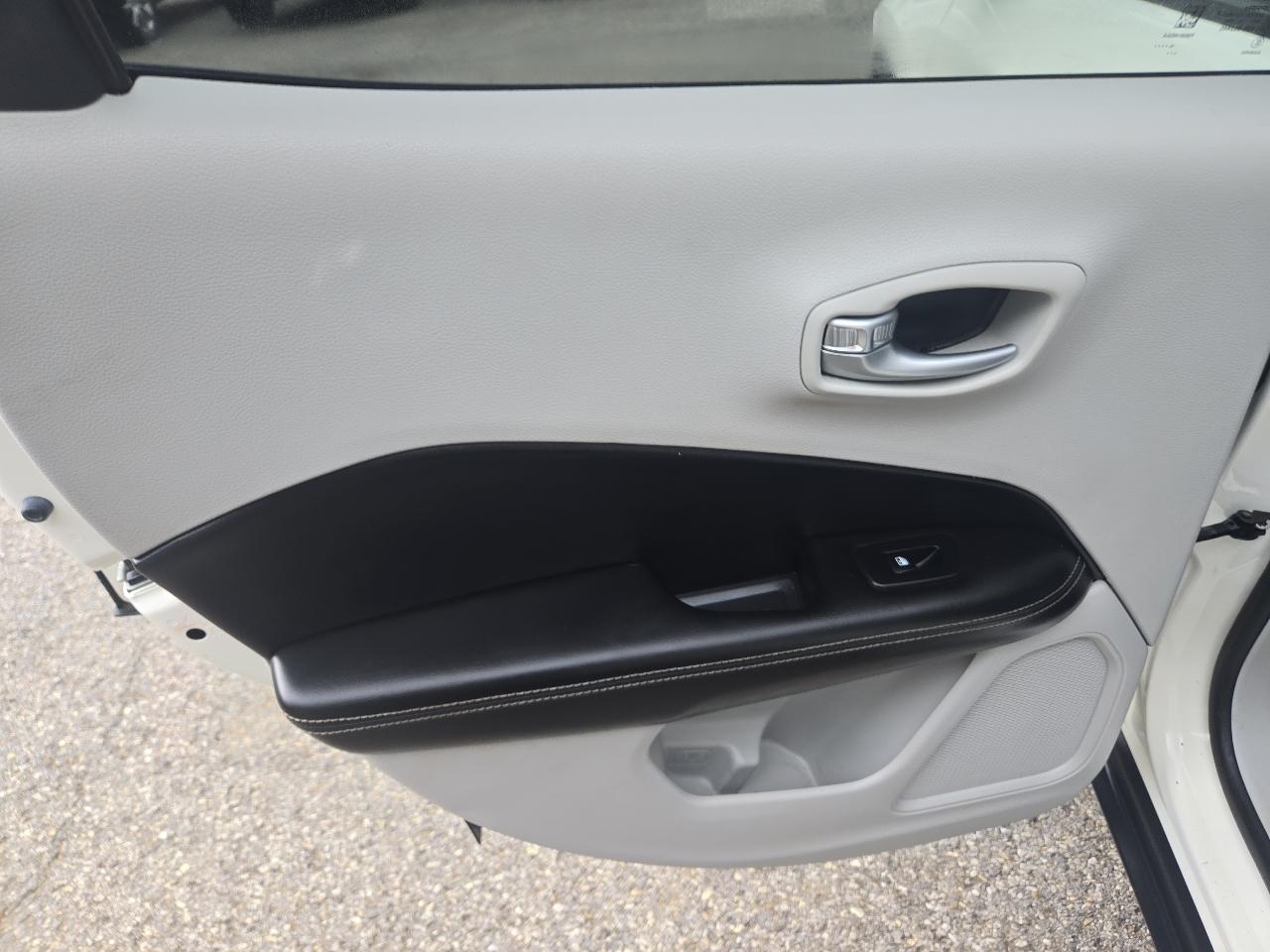 Jeep Compass Latitude w/Sun/Wheel Pkg FWD 2019