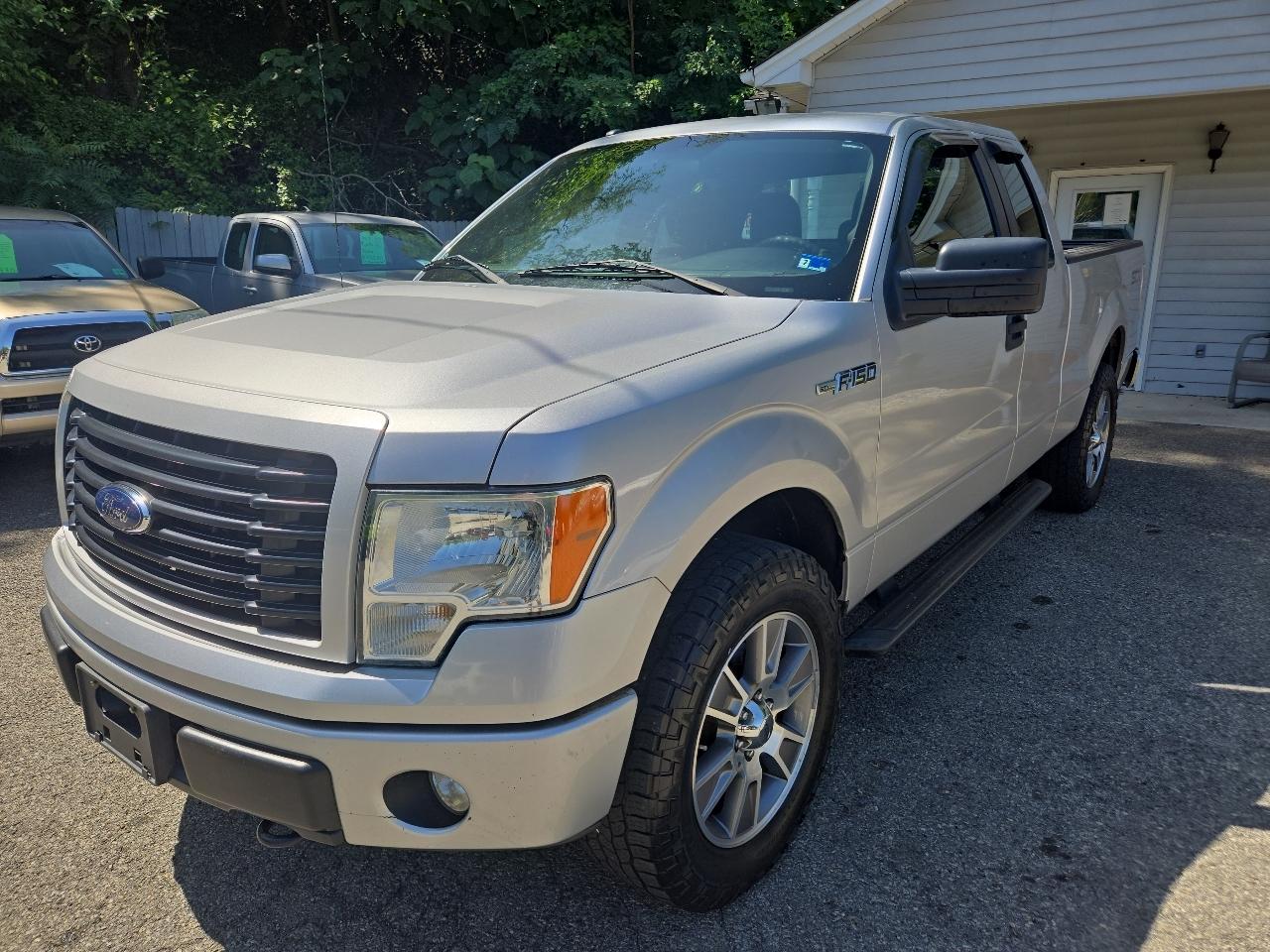 2014 Ford F-150 4WD SuperCab 145" Lariat