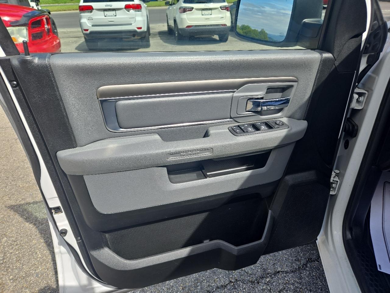 RAM 1500 Classic SLT 4x2 Crew Cab 6'4" Box 2019
