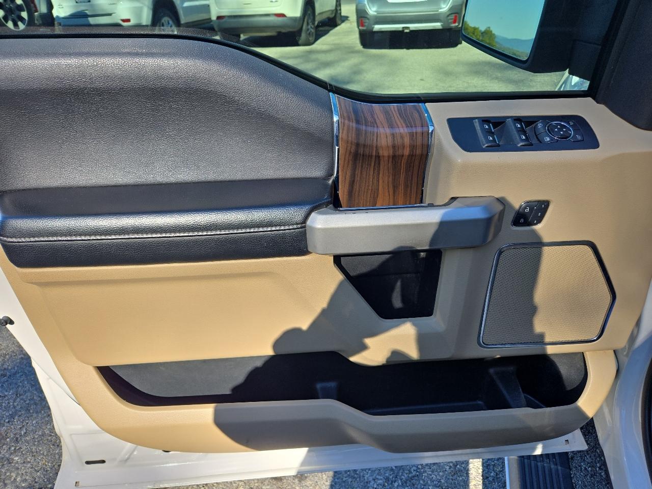 Ford F-150 4WD SuperCrew 145" Lariat 2015