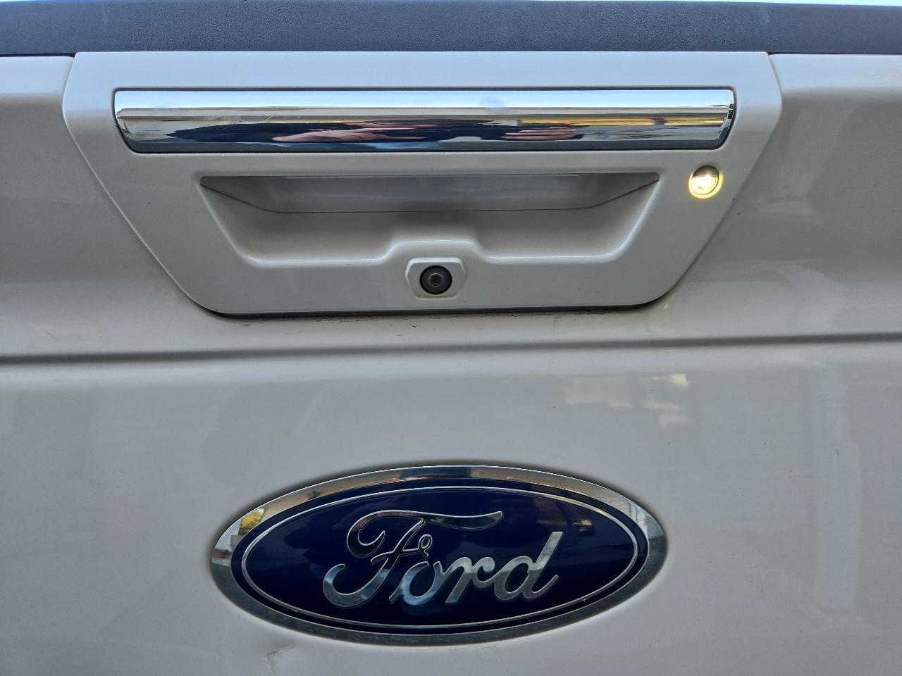Ford F-150 4WD SuperCrew 145" Lariat 2015