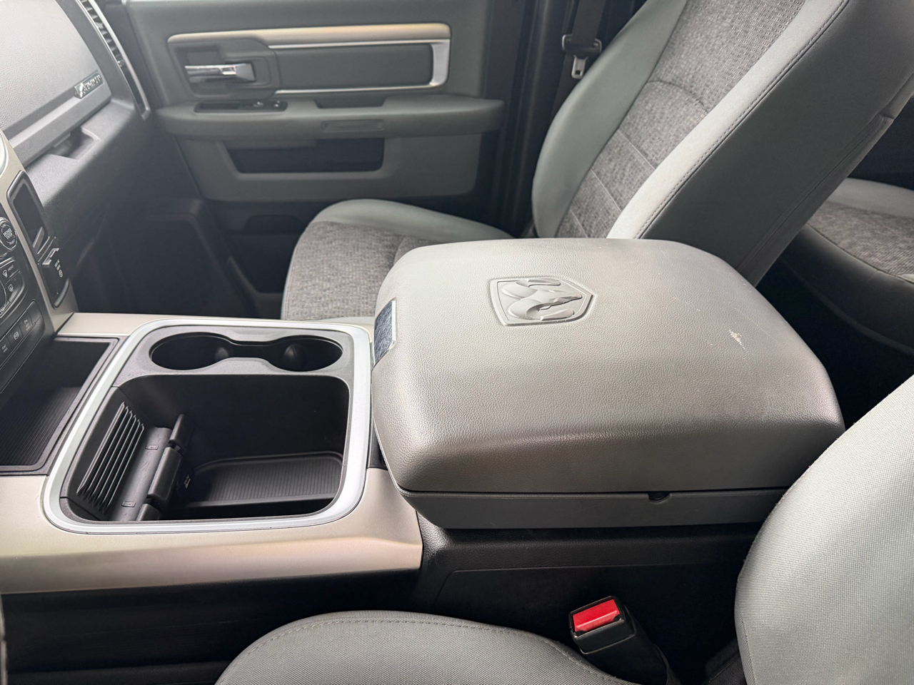 2016 Ram 3500 SLT photo 13