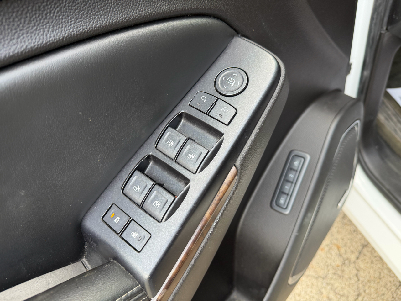 Chevrolet Tahoe 4WD 4dr 1500 LT w/1LT 2015 Chevrolet Tahoe 4WD 4dr 1500 LT w/1LT 2015