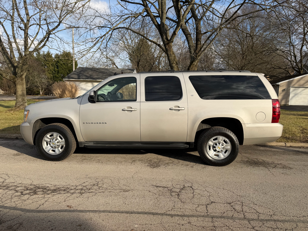 Chevrolet Suburban 2500 LT 4D SUV 4WD 2009