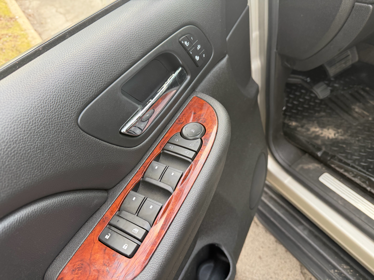 Chevrolet Suburban 2500 LT 4D SUV 4WD 2009