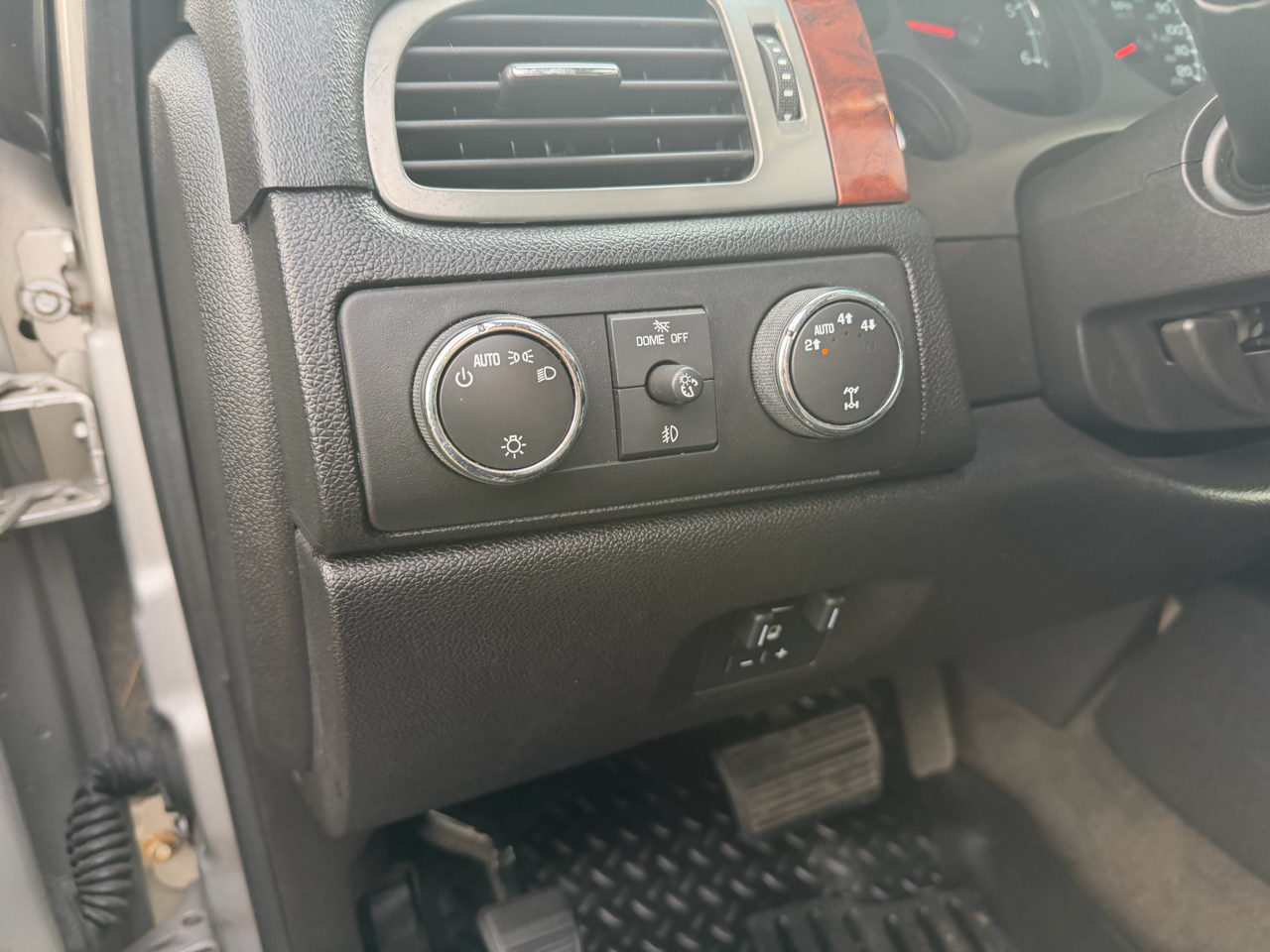 Chevrolet Suburban 2500 LT 4D SUV 4WD 2009