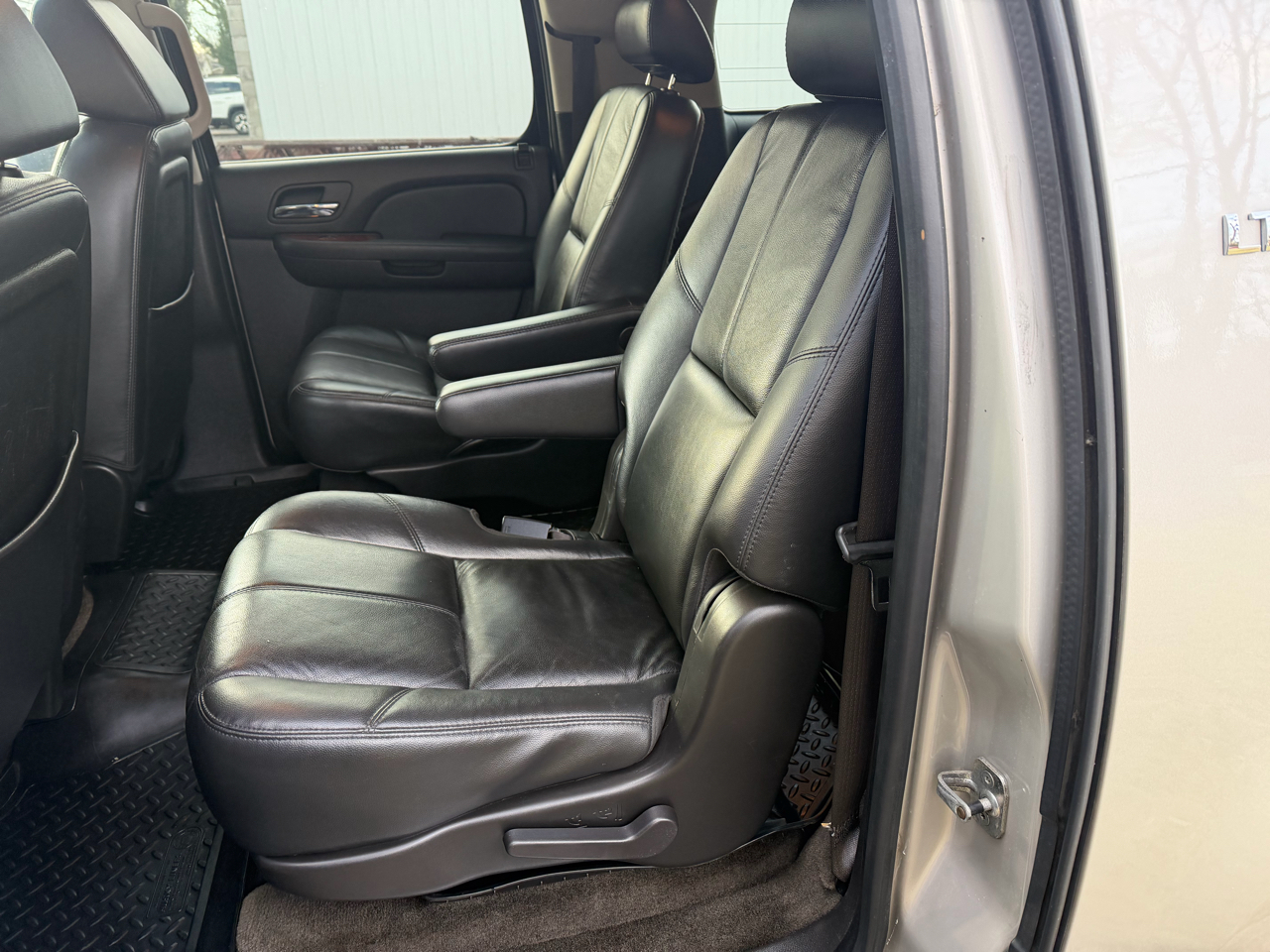 Chevrolet Suburban 2500 LT 4D SUV 4WD 2009