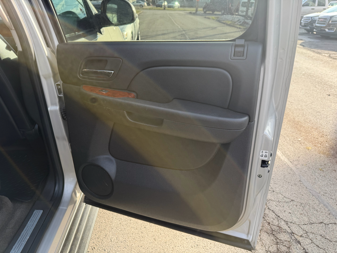 Chevrolet Suburban 2500 LT 4D SUV 4WD 2009