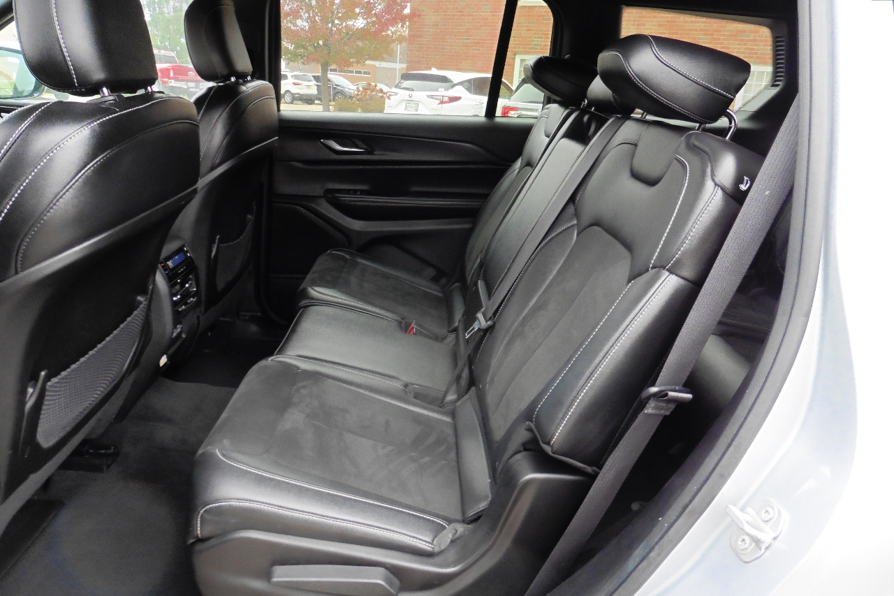 Jeep Grand Cherokee L Laredo 4D SUV 4WD 2024